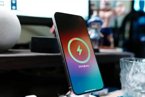 博湖苹果15换屏服务分享用什么充电器给iPhone15充电更好 